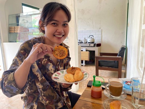 Bakwan goreng khas Pontianak juga disajika di warkop ini. Foto: Teri/Hi!Pontianak