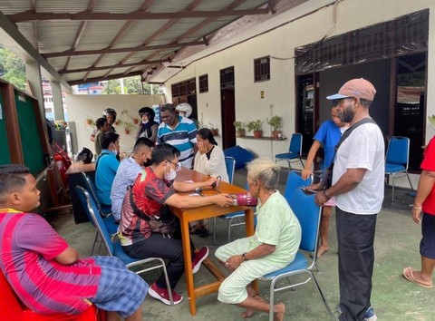Pengobatan gratis pengungsi gempa Jayapura. Foto: Kelurahan Gurabesi