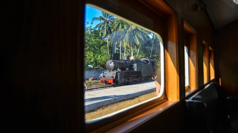 Lokomotif Mak Itam dilihat dari jendela gerbong saat uji coba di Stasiun Kereta Api Muaro Kalaban Sawahlunto, Sumatera Barat. Foto: Iggoy el Fitra/ANTARA FOTO