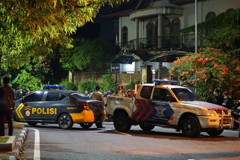 Ilustrasi petugas polisi sedang melakukan patroli. Foto: Arif UT