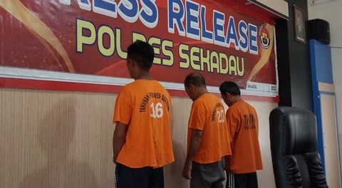 Tersangka kasus kekerasan terhadap anak dan tindak pidana korupsi dana desa dihadirkan saat press release yang digelar Satreskrim Polres Sekadau. Foto: Dina Mariana/Hi!Pontianak
