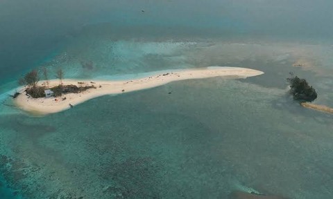 Pulau Pagama di Kabupaten Kepulauan Sula terlihat dari ketinggian. Foto: Drone Celebes ID