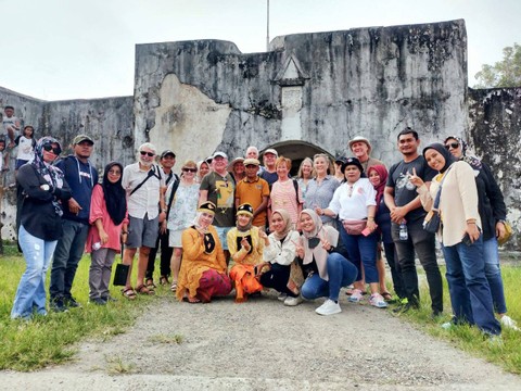 12 wisatawan mancanegara saat berkunjung ke Benteng De Verwacthing di Kabupaten Kepulauan Sula. Foto: La Ode Hizrat Kasim/cermat