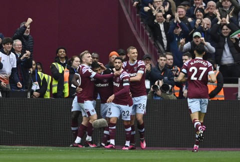 Emerson dari West Ham United merayakan gol pertama mereka dengan rekan setimnya. Foto: Tony Obrien/Reuters