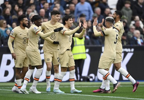Joao Felix dari Chelsea merayakan gol pertamanya bersama rekan setimnya, Foto: Tony Obrien/Reuters