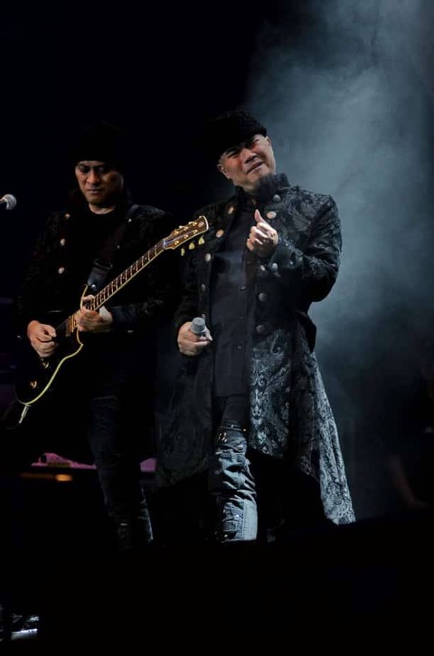 Ahmad Dhani dan Andra Ramamdhan dalam Konser Dewa 19 di Kota Medan, Sabtu (11/2). Foto: Dok. Istimewa