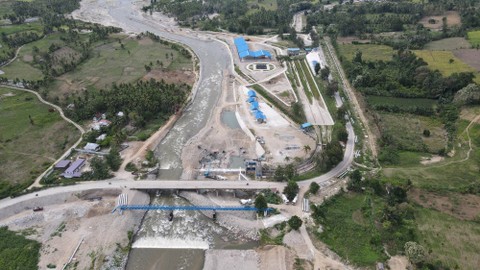 Foto udara pengerjaan rehabilitasi Bendung dan Saluran Irigasi Daerah Irigasi (DI) Gumbasa di Kabupaten Sigi, Sulawesi Tengah, Sabtu (11/2/2023). Foto: Mohamad Hamzah/Antara Foto