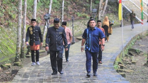 Almuniza Kamal (kanan) saat ziarah ke makam Teuku Umar. 