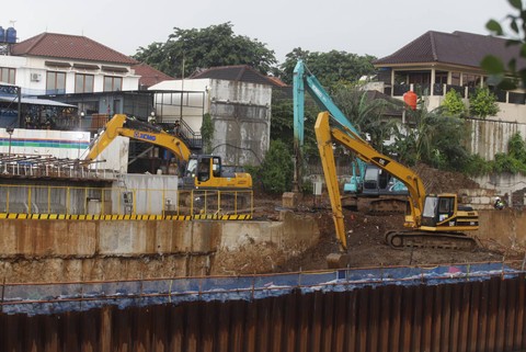 Suasana proyek inlet sodetan Kali Ciliwung-Kanal Banjir Timur di Kawasan Bidara Cina, Jakarta Timur, Minggu (12/2/2023). Foto: Iqbal Firdaus/kumparan