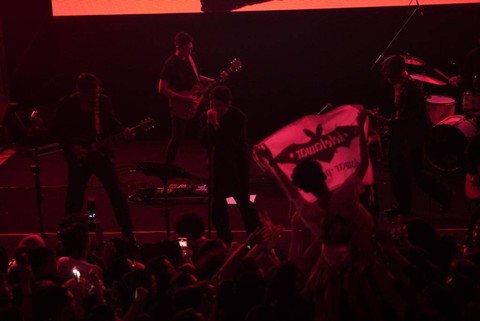 .Feast tampil begitu memukau di depan Para Kelelawar (sebutan untuk penggemar .Feast) dalam turnya bertajuk Multisemesta di Hotel Harris, Pontianak, Sabtu malam, 11 Februari 2023. Foto: Leo Prima/Hi!Pontianak