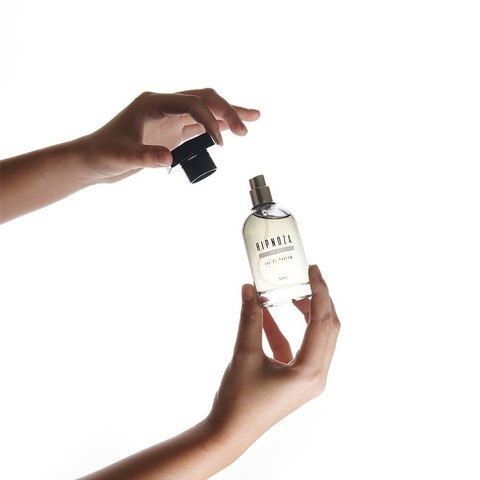 Hesti Purwadinata rilis parfum berlabel HIPNOZA. Foto: Hipnoza