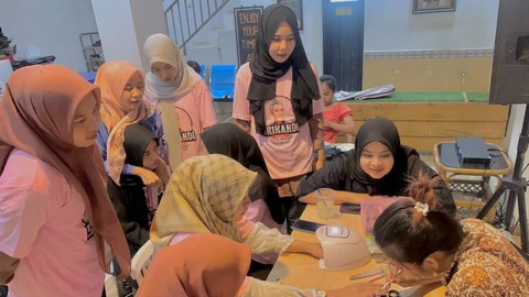 Srikandi Ganjar Sumatera Selatan menggelar kegiatan bersama milenial di Kota Ogan Ilir bertajuk Nail Art Class. Foto: Dok. Istimewa