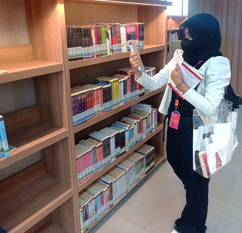 Ilustrasi membaca sinopsis buku. Foto: dokumentasi pribadi
