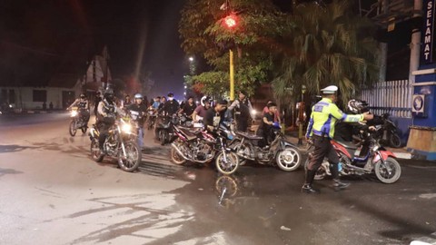 Sat Lantas Polres Bojonegoro saat mengamankan puluhan sepeda motor dengan knalpot bising (brong). Sabtu (11/02/2023) (Foto: Dok Istimewa)
