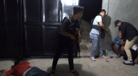 Polisi saat melakukan penangkapan terhadap tersangka narkoba di Kampung Buyut Ilir, Kecamatan Gunung Sugih, Lampung Tengah. | Foto : Polres Lampung Tengah