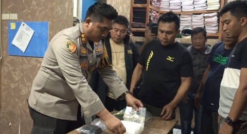 Barang bukti berupa narkoba jenis sabu seberat 1,04 kilogram berhasil diamankan polisi. | Foto : Polres Lampung Tengah