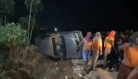 Mobil milik anggota polisi digulingkan oleh ratusan massa saat tengah melakukan penangkapan bandar narkoba di Lampung Tengah. | Foto : Polres Lampung Tengah