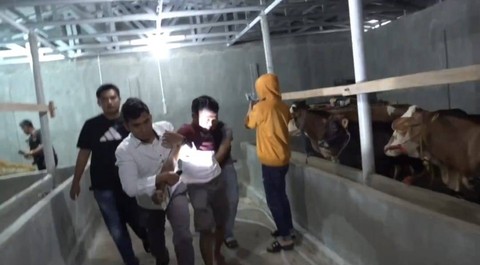 Polisi saat melakukan penangkapan terhadap tersangka narkoba di Kampung Buyut Ilir, Kecamatan Gunung Sugih, Lampung Tengah. | Foto : Polres Lampung Tengah