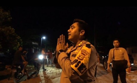 Kapolres Lampung Tengah AKBP Doffie Fahlevi Sanjaya saat berupaya meredam ratusan massa yang anarkis. | Foto : Polres Lampung Tengah