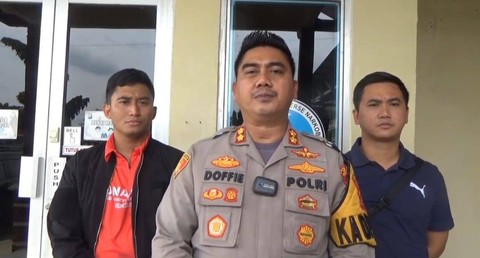 Kapolres Lampung Tengah AKBP Doffie Fahlevi Sanjaya saat menjelaskan penangkapan tiga tersangka bandar dan kurir narkoba di Lampung Tengah. | Foto : Polres Lampung Tengah