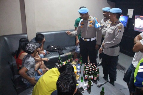 Polisi melakukan pemeriksaan