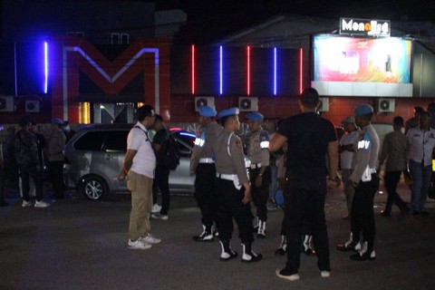 Polisi melakukan razia