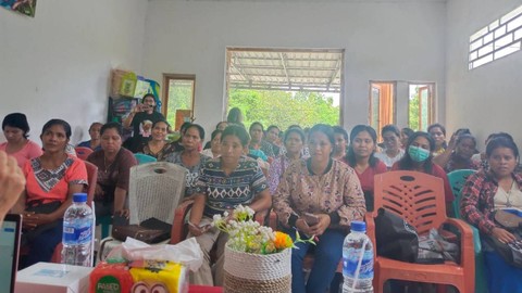 Relawan Ganjar memberikan bantuan berupa bahan tenun yang biasa dipakai para pengrajin di Desa Weelonda, Kabupaten Sumba Barat Daya. Foto: Dok. Istimewa