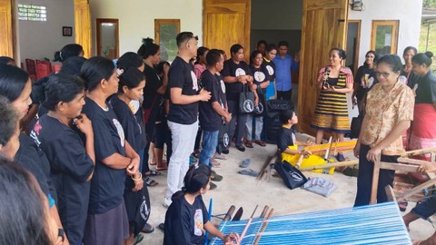 Relawan Ganjar memberikan bantuan berupa bahan tenun yang biasa dipakai para pengrajin di Desa Weelonda, Kabupaten Sumba Barat Daya. Foto: Dok. Istimewa