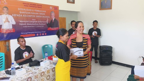 Relawan Ganjar memberikan bantuan berupa bahan tenun yang biasa dipakai para pengrajin di Desa Weelonda, Kabupaten Sumba Barat Daya. Foto: Dok. Istimewa