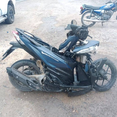 Sepeda motor korban rusak parah akibat tertabrak mobil dump truk. | Foto : Polres Pringsewu