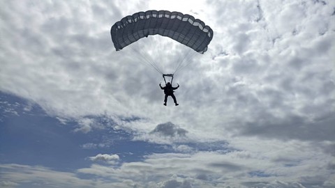 Prajurit TNI yang mendarat darurat di halaman rumah warga di wilayah Ciganjur, Jagakarsa, Jakarta Selatan. Foto: Dispenal