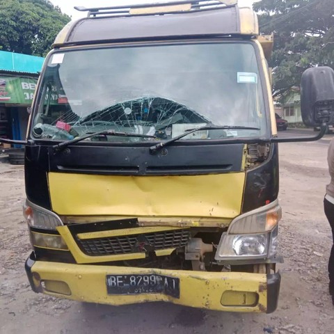 Mobil dump truk yang terlibat kecelakaan di Pringsewu. | Foto : Polres Pringsewu