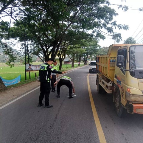 Polisi saat melakukan olah tempat kejadian perkara (TKP) peristiwa kecelakaan lalu lintas di Pringsewu yang menyebabkan ibu dan anak meninggal dunia. | Foto : Polres Pringsewu
