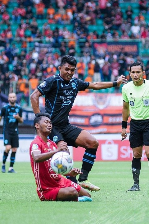 Pertandingan Liga 1 2022/23 antara Persija Jakarta vs Arema FC di Stadion Patriot Candrabhaga, Minggu (12/2). Foto: Instagram/@aremafcofficial