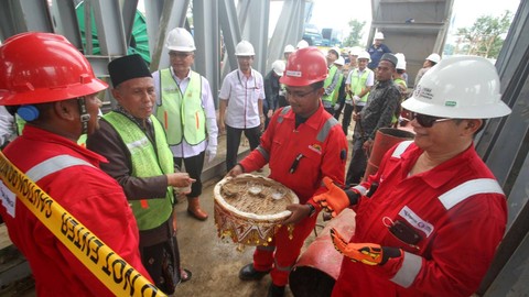 Prosesi adat peusijuek (tradisi tabur tepung tawar) tajak atau pengeboran sumur migas A-55A oleh PT Pema Global Energi (PGE) di Kecamatan Syamtalira Aron, Aceh Utara. Foto: Dok. BPMA