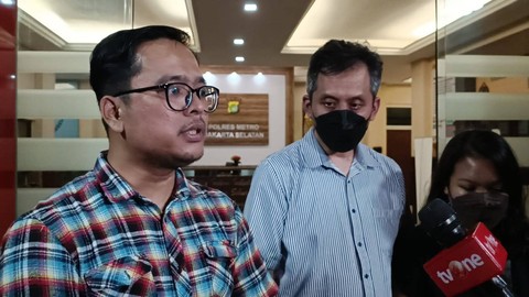Korban Fortuner Senopati bersama kuasa hukumnya, Manda Berinandus, seusai pemeriksaan awal di Polres Metro Jakarta Selatan, Minggu (12/2).  Foto: Hedi/kumparan