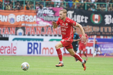 Pemain Persija Jakarta Hanno Behrens saat melawan Arema FC pada lanjutan Liga 1 di Stadion Patriot Chandrabhaga, di Bekasi, Jawa Barat, Minggu (12/2/2023).  Foto: Media Persija