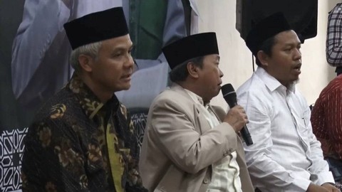 Gubernur Jawa Tengah Ganjar Pranowo saat berkunjung ke Pondok Pesantren KHAS Kempek Kabupaten Cirebon, Palimanan, Kabupaten Cirebon, Jawa Barat, Minggu (12/2/2023). Foto: Dok. Istimewa
