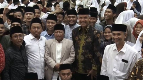 Gubernur Jawa Tengah Ganjar Pranowo saat berkunjung ke Pondok Pesantren KHAS Kempek Kabupaten Cirebon, Palimanan, Kabupaten Cirebon, Jawa Barat, Minggu (12/2/2023). Foto: Dok. Istimewa