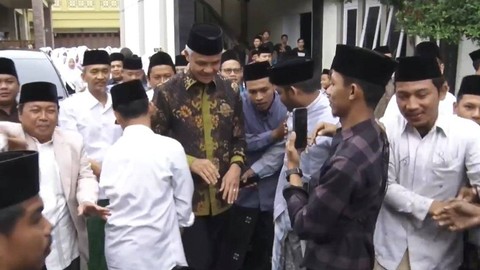 Gubernur Jawa Tengah Ganjar Pranowo saat berkunjung ke Pondok Pesantren KHAS Kempek Kabupaten Cirebon, Palimanan, Kabupaten Cirebon, Jawa Barat, Minggu (12/2/2023). Foto: Dok. Istimewa
