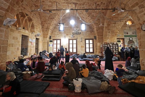Pengungsi korban gempa Suriah berlindung di Masjid Sultan Ibrahim di kota Jableh yang dikuasai pemberontak di barat laut ibu kota Damaskus, Minggu (12/2/2023). Foto: Karim Sahib/AFP