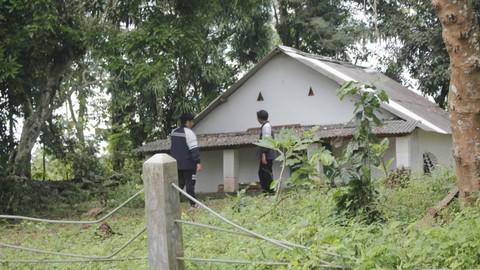 Pengecekan Lokasi dari Luar Bangunan Area Makam