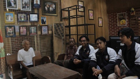 Sesi Wawancara di Kediaman Mbah Sastro
