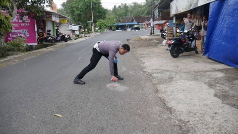 Polisi sedang menandai lokasi kejadian kecelakaan yang tewaskan seorang balita. Foto: istimewa.