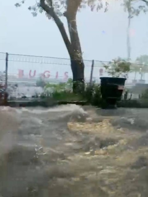 Kondisi kota Makassar saat dilanda banjir. Foto: Dok. Istimewa