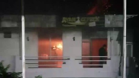 Kebakaran di rumah makan ayam geprek Tanjungpinang. Foto: Istimewa