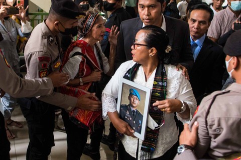 Ibu Brigadir Joshua, Rosti Simanjuntak berjalan membawa foto anaknya saat akan menyaksikan sidang vonis dengan terdakwa kasus pembunuhan Brigadir Joshua, Ferdy Sambo di PN Jakarta Selatan, Jakarta, Senin (13/2/2023). Foto: Muhammad Adimaja/ANTARA FOTO