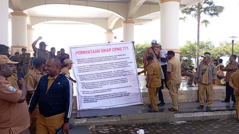 Aksi CPNS Papua Barat di Kantor Gubernur Papua Barat