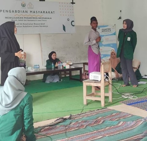 Pelaksanaan program Pesantren Bersahaja Unusa di salah satu ponpes di Jatim. Foto-foto: Dok. Program Studi Kesehatan Masyarakat Unusa