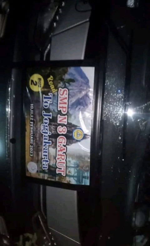 Bus berspanduk "SMP N 3 Garut Road to Jogjakarta". Tulisan itu miring lantaran bus dalam posisi terguling. Dok: Ist.